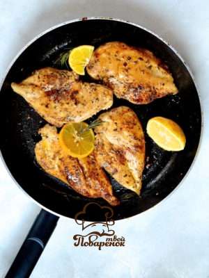 Kip koken in een pan met een korst