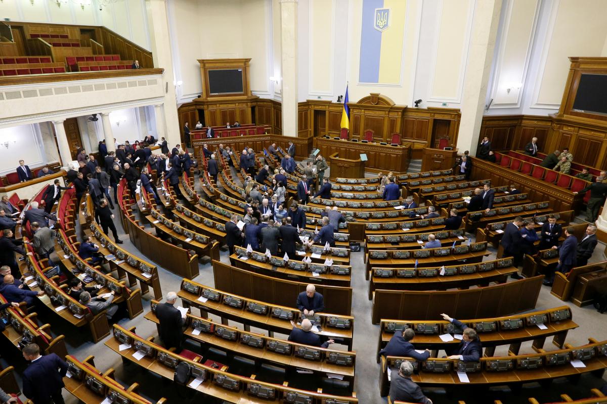В ночь на 26 ноября на заседании СНБО Порошенко предложил ввести военное положение, в связи с агрессией Российской Федерации в Азовском море